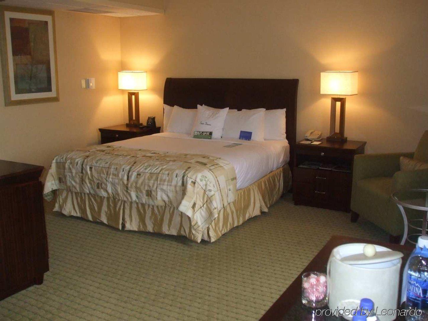 Doubletree By Hilton Hotel & Executive Meeting Center Omaha-Downtown Room photo